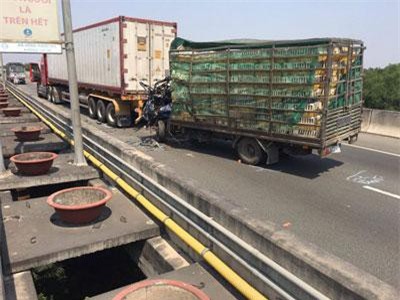 TP.HCM: Xe tải đâm xe container trên cao tốc, 2 người tử vong