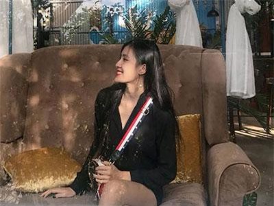 Cô giáo thực tập xinh như hot girl, dân mạng đua nhau hỏi xin info