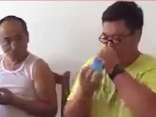 CLIP: Uống hết chai nước trong vòng 1 giây