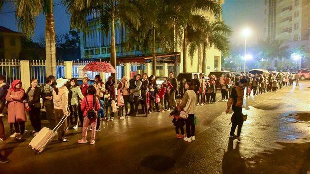 Xếp hàng xuyên đêm mưa rét để xét nghiệm sán lợn cho con