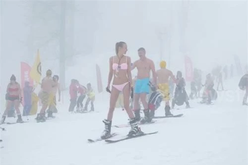 Cuộ thi trượt tuyết kỳ lạ nhưng thu hút cả ngàn người tham gia.