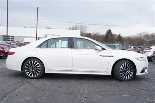 4. Lincoln Continental Black Label AWD 2019 (giá: 72.045 USD).