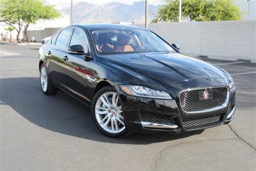 5. Jaguar XF 30t Portfolio Limited Edition AWD 2019 (giá: 70.565 USD).