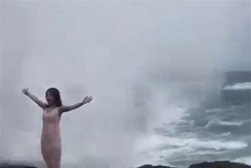 Clip: Mải mê tạo dáng bên bờ biển, cô gái bị sóng cao 4m cuốn phăng