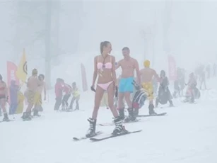 Clip: Cả ngàn người mặc bikini thi trượt tuyết 'cho vui'