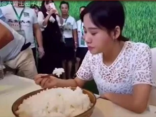 CLIP: "Choáng" nữ sinh ăn một lúc hết 4kg cơm trắng