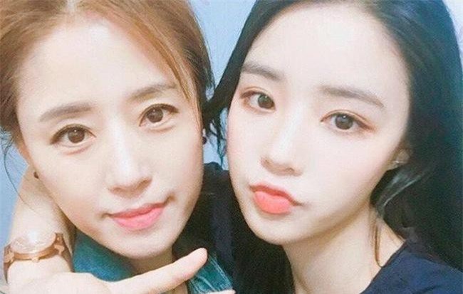 2 mẹ con hotgirl Hàn Quốc gây sốt MXH: Trông như chị em