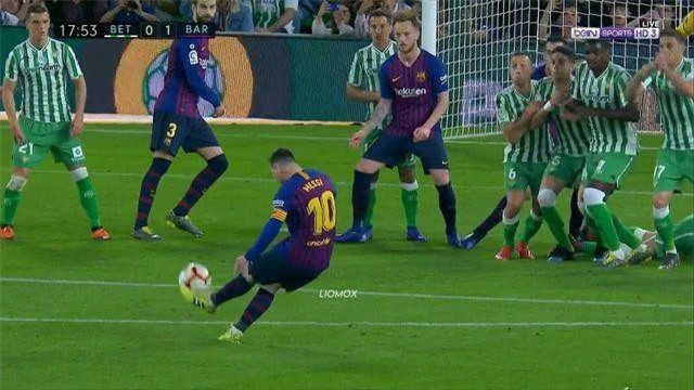 CLIP: Tài sút phạt của Messi khiến Ronaldinho cũng phải 'ngả mũ'
