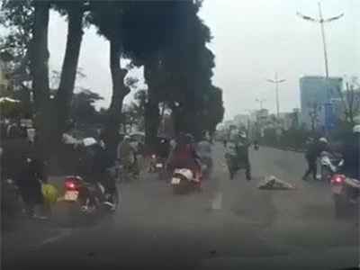 CLIP: Đang đi trên đường, xe máy bất ngờ tông phải cô gái... 'từ trên trời rơi xuống'
