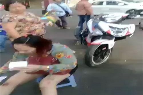 Nữ du khách bị cướp giật kéo lê trên đường