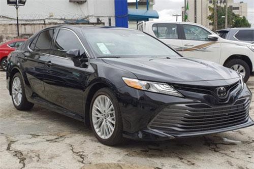Cận cảnh Toyota Camry XLE 2019 giá 2,5 tỷ ở Việt Nam