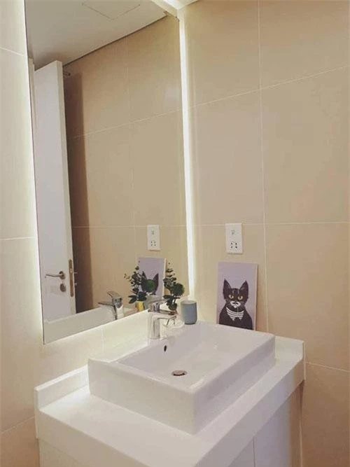 Phòng tắm của mỹ nhân họ Ngô được bày trí cả tranh, cây cảnh mini trông rất bắt mắt.