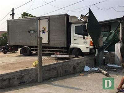 CLIP: Xe tải tông sập tiệm cắt tóc, tài xế bị bắt đền 250 triệu đồng