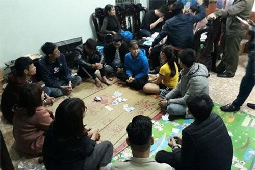 Hưng Yên: Nữ chủ nhà cùng 9 người bị bắt vì tham gia đánh bạc