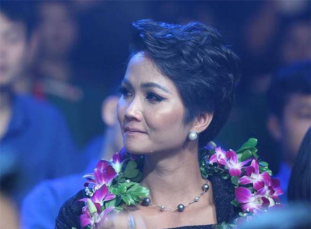 Hoa hậu H'Hen Niê rơi nước mắt trong lễ vinh danh 10 Gương mặt trẻ tiêu biểu 2018