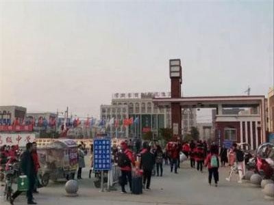 Trường trung học bắt nam nữ ăn riêng để hạn chế yêu đương học đường