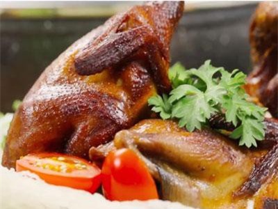 CLIP: Hướng dẫn cách làm món chim cút chiên tổ yến