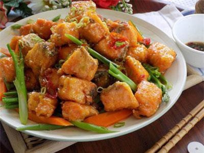 Cách làm cá hồi lúc lắc vừa ngon lại lạ miệng