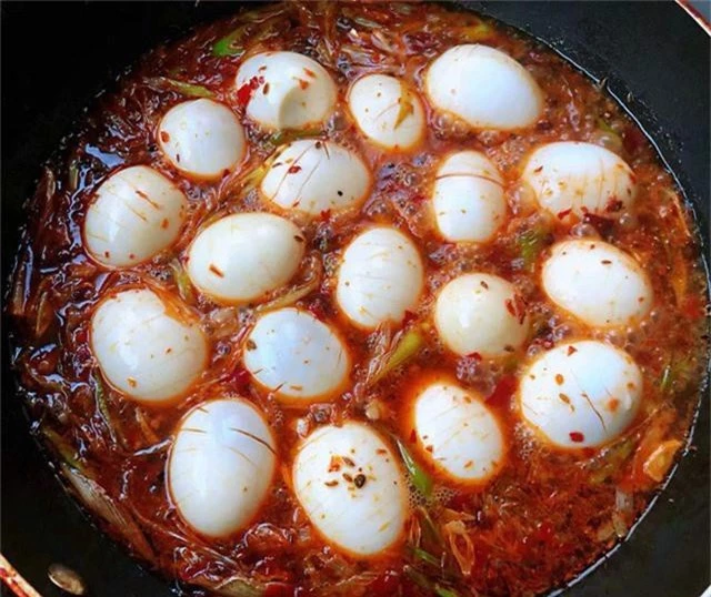 Bật bếp đun sôi thì giảm nhỏ lửa, rim cho tới khi phần nước cạn hết là được. Trong quá trình rim thỉnh thoảng lăn trứng qua lại cho phần gia vị được thấm đều vào trứng.