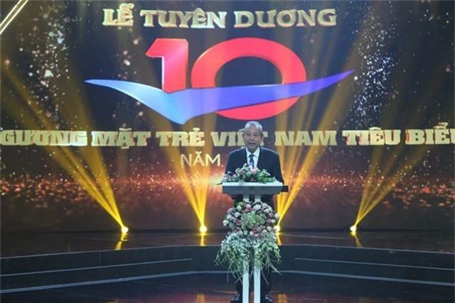 Hoa hậu HHen Niê rơi nước mắt trong lễ vinh danh 10 Gương mặt trẻ tiêu biểu 2018 - 1