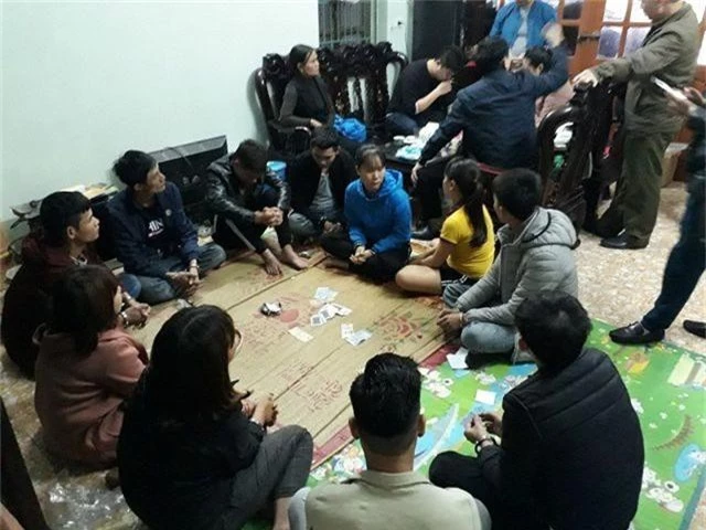 Nữ chủ nhà cùng 9 người bị bắt vì tham gia đánh bạc - 1