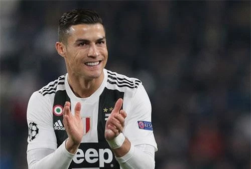4. Cristiano Ronaldo (Juventus) - 38 điểm (19 bàn).