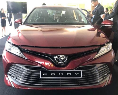 1,6 tỷ đồng, chọn Toyota Camry 2019 nhập khẩu hay Mercedes C200 2019 lắp ráp trong nước?