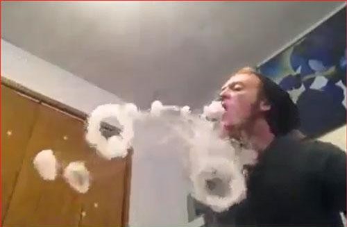 CLIP: Chàng trai trẻ nhả khói thuốc điêu luyện, gây tranh cãi