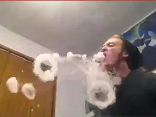 CLIP: Chàng trai trẻ nhả khói thuốc điêu luyện, gây tranh cãi