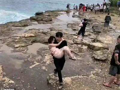 CLIP: Cô gái suýt chết khi mạo hiểm chụp hình ở vách đá 'Nước mắt của quỷ'