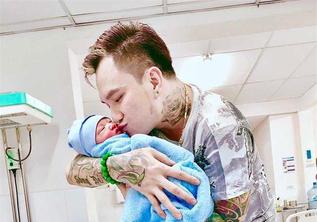 Ca sĩ Lâm Chấn Huy rơi nước mắt khi lên chức bố ở tuổi U40