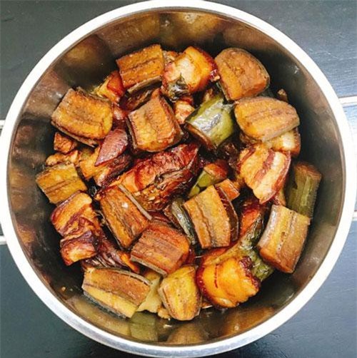 Hướng dẫn làm món cá kho chuối xanh đơn giản mà hao cơm