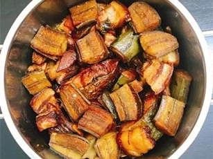 Hướng dẫn làm món cá kho chuối xanh đơn giản mà hao cơm