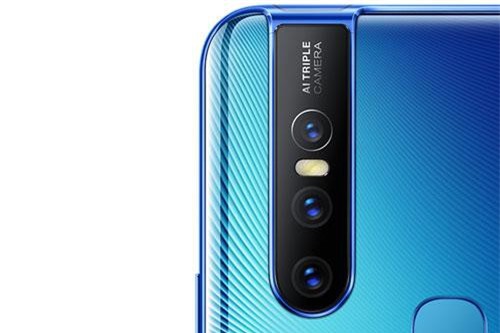 Trên tay smartphone 3 camera sau, RAM 6 GB, giá 7,99 triệu ở Việt Nam