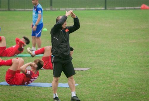 Thầy Park "cáu tiết" khi xuất hiện "vật thể lạ" trong buổi tập của U23 Việt Nam