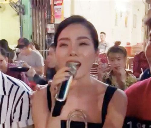 CLIP: Lệ Quyên ngồi nhậu vỉa hè, hát loa kẹo kéo gây sốt cộng đồng mạng