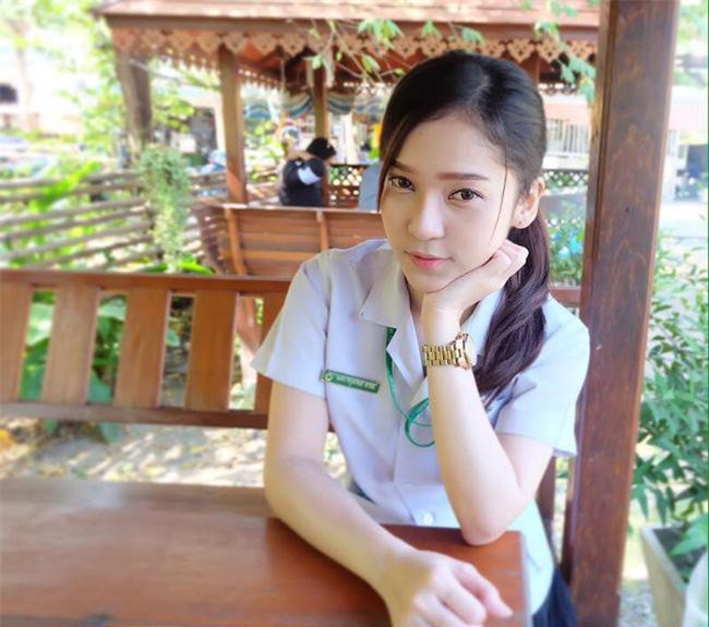 Chàng trai mua một lốc thuốc ngủ được cô dược sĩ xin số điện thoại, đêm về đọc tin nhắn mới biết sao mình vẫn còn thức