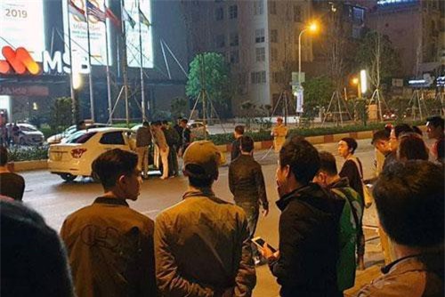 Hà Nội: Va chạm giao thông, tài xế ô tô dùng dao đâm thanh niên đi xe máy