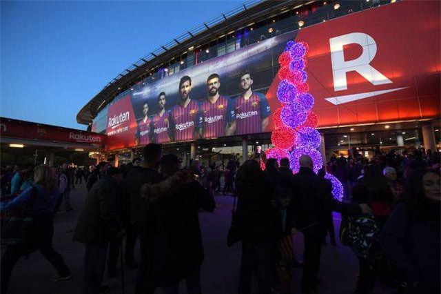 MU đáp trả hành động Barcelona tăng giá vé “cắt cổ”