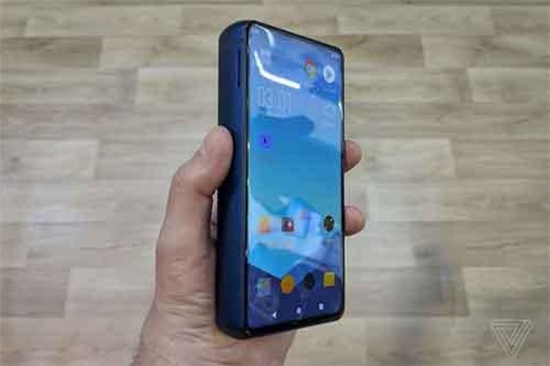 Smartphone "mũm mĩm" nhất thế giới được bán ra, giá gần 14 triệu đồng