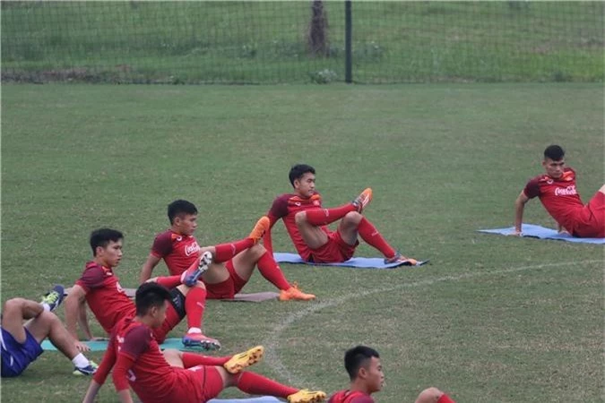 Chùm ảnh: Thầy Park cáu tiết khi xuất hiện vật thể lạ trong buổi tập của U23 Việt Nam