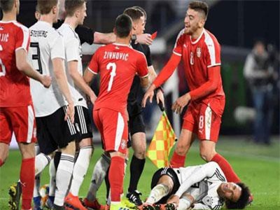 Bị triệt hạ, sao Man City thoát chấn thương ngoạn mục