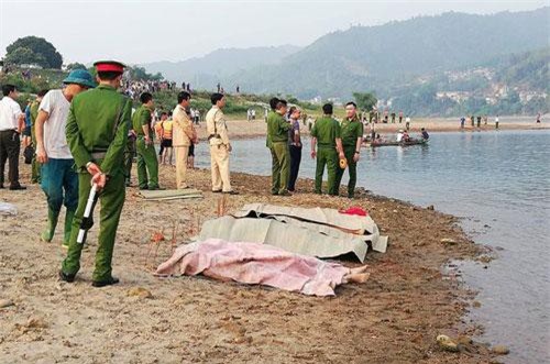 Kinh hoàng 8 học sinh chết đuối trên sông Đà