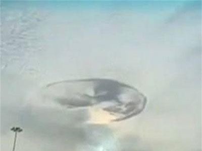 CLIP: 'Xoáy nước' bí ẩn trên bầu trời khiến người dân kinh ngạc