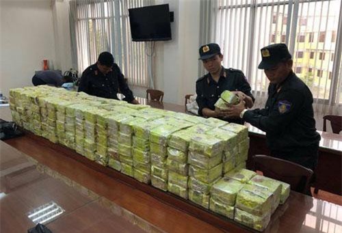 Bộ công an khám xét nhà hai đối tượng liên quan đến vụ vận chuyển ma túy khủng