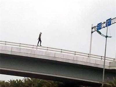 Cô gái ngoại quốc lõa thể, rơi từ cầu vượt gần sân bay Nội Bài xuống đường