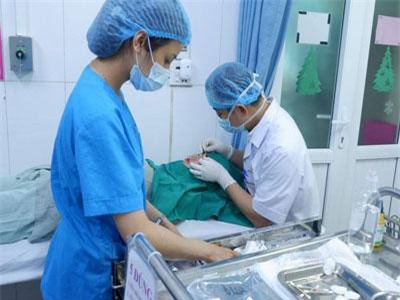 Mí mắt chảy máu không ngừng chỉ vì đi làm đẹp