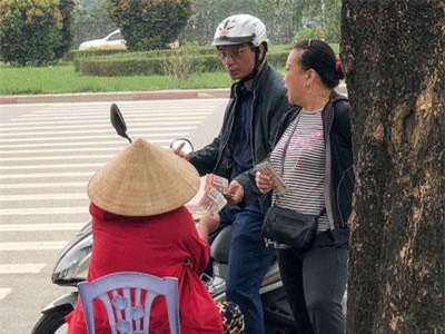 CLIP: Vé chợ đen xem U23 Việt Nam ế ẩm, phe vé 'méo mặt'