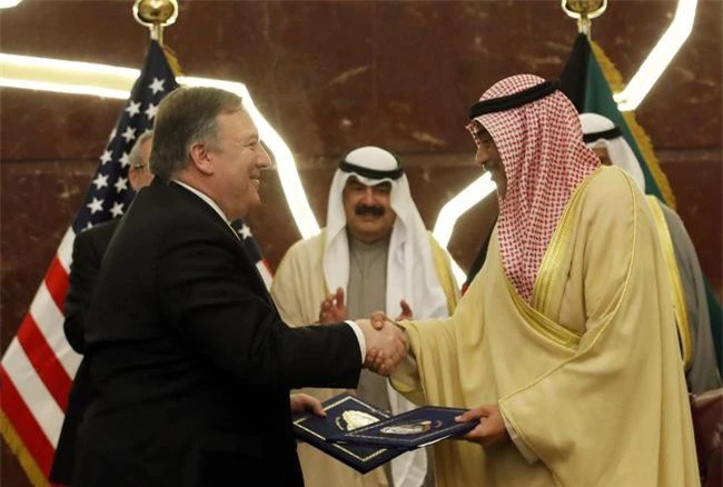 Ngoại trưởng Mỹ Mike Pompeo (trái) bắt tay người đồng cấp Kuwait Sheikh Sabah Al-Khalid Al-Sabah (phải) tại Kuwait ngày 20/3. Ảnh: AP.