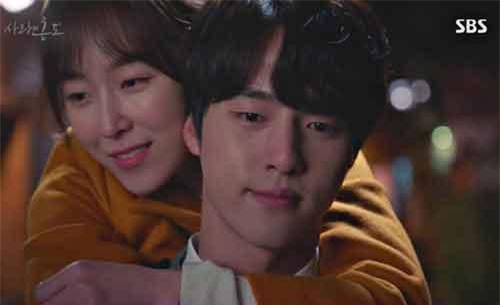 Gọi điện chốt đơn hàng với khách nữ, vợ nghe thấy giọng chồng văng vẳng ở bên nhưng lời anh nói mới bất ngờ